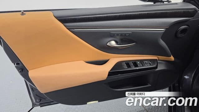 Lexus ES300h 2023 — Photo 26/35