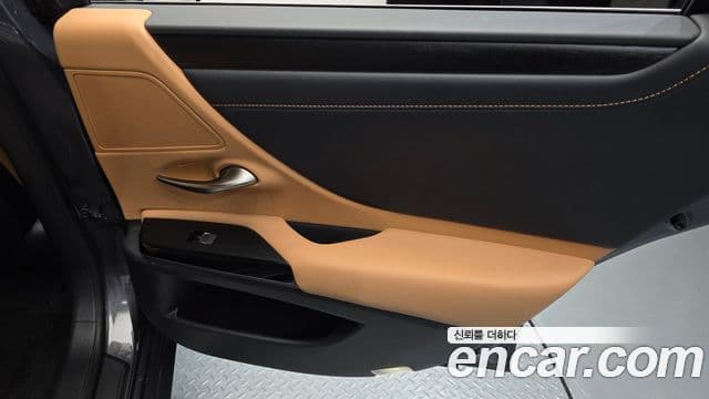 Lexus ES300h 2023 — Photo 32/35