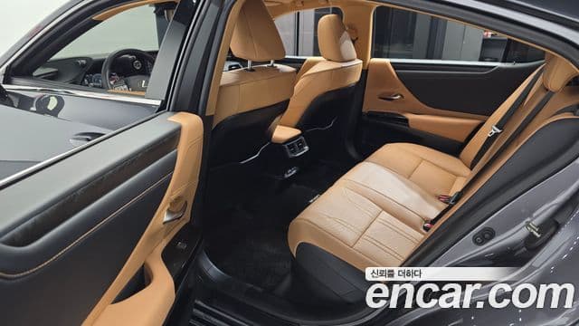 Lexus ES300h 2023 — Photo 33/35