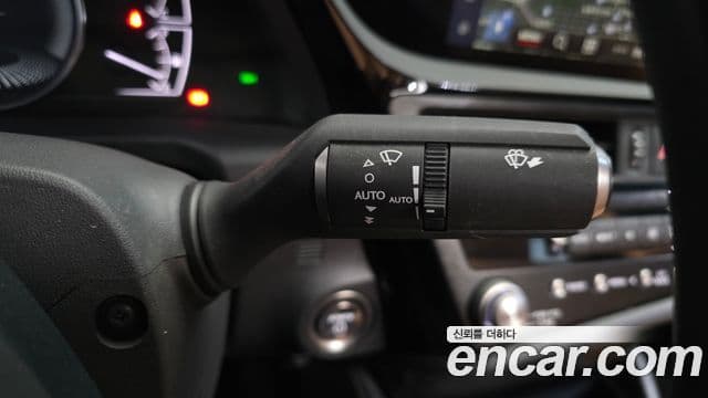Lexus ES300h 2023 — Photo 2/35