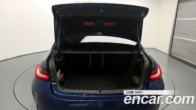 BMW 3 Series 2023 — Photo 18/20