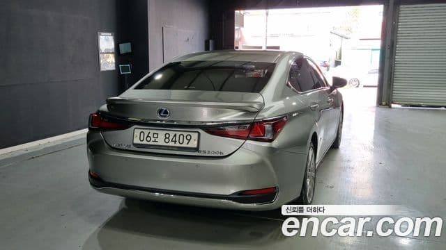 Lexus ES300h 2018 — ფოტო 14/18
