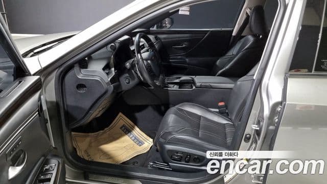 Lexus ES300h 2018 — ფოტო 7/18