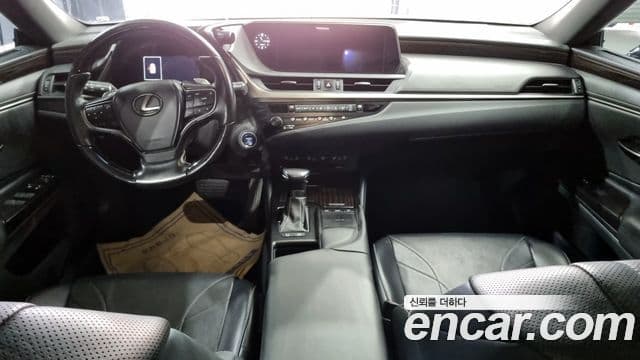 Lexus ES300h 2018 — ფოტო 8/18