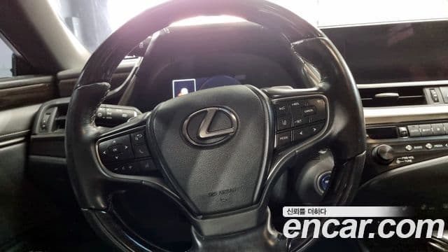 Lexus ES300h 2018 — ფოტო 16/18