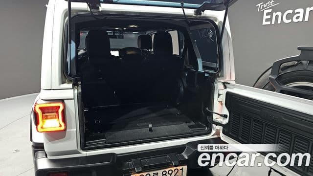 Jeep Wrangler 2022 — Şəkil 13/20