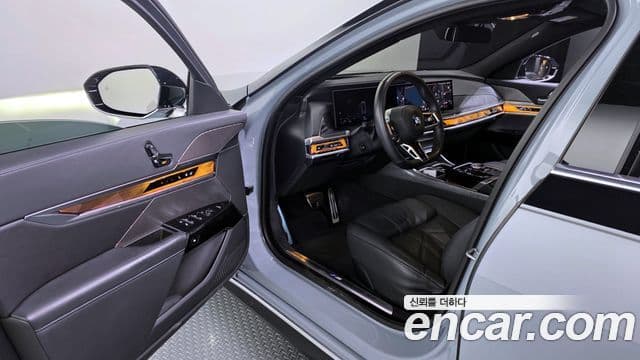 BMW 7 Series 2024 — Photo 2/20