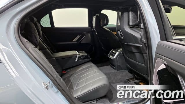 BMW 7 Series 2024 — Photo 8/20