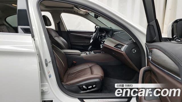 BMW 5 Series 2020 — фото 11 из 20