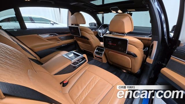BMW 7 Series 2018 — фото 12 из 20