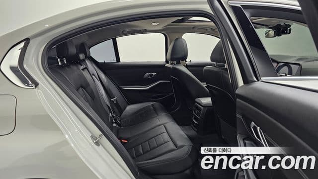 BMW 3 Series 2021 — фото 12 из 20