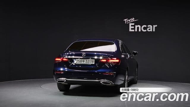 Mercedes-Benz E-Class 2021 — Photo 1/20
