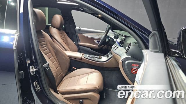 Mercedes-Benz E-Class 2021 — Photo 9/20