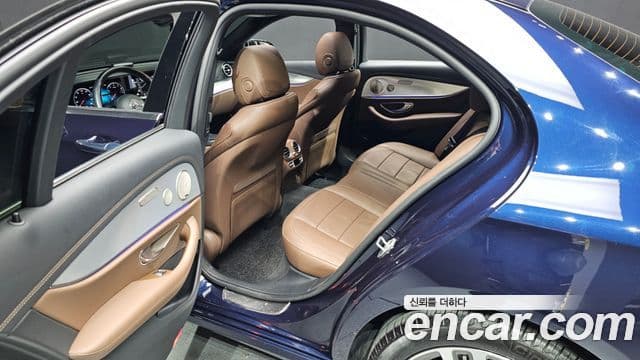 Mercedes-Benz E-Class 2021 — Photo 6/20