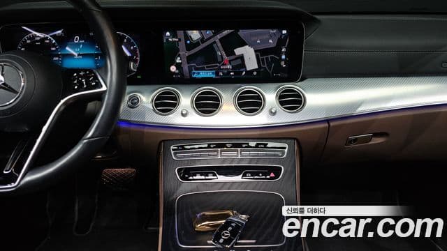 Mercedes-Benz E-Class 2021 — Photo 12/20