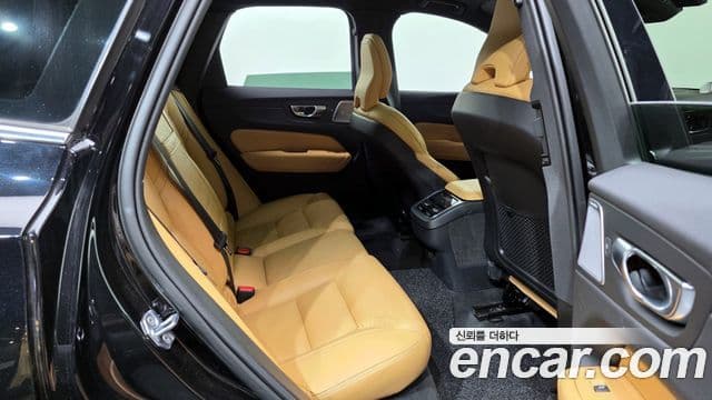 Volvo XC60 2021 — Фото 11/20