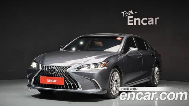 Lexus ES300h 2023 — Фото 1/20