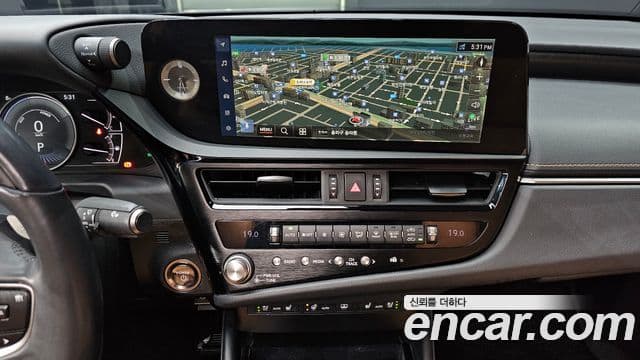 Lexus ES300h 2023 — Фото 18/20