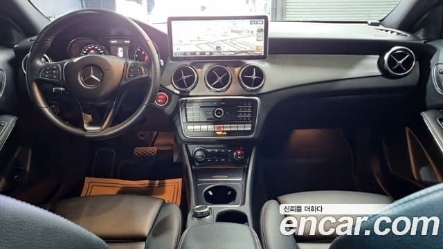 Mercedes-Benz GLA-Class 2018 — Şəkil 11/20