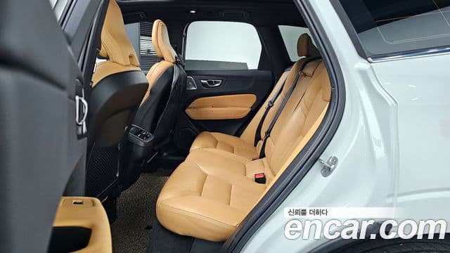 Volvo XC60 2022 — Şəkil 12/20