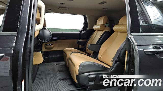 Kia Carnival 2021 — фото 12 из 20