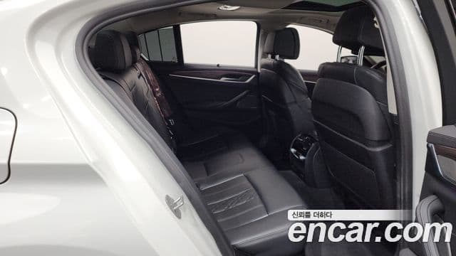 BMW 5 Series 2022 — фото 12 из 20