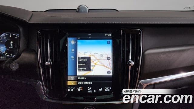 Volvo V90 Cross Country 2018 — ფოტო 14/20