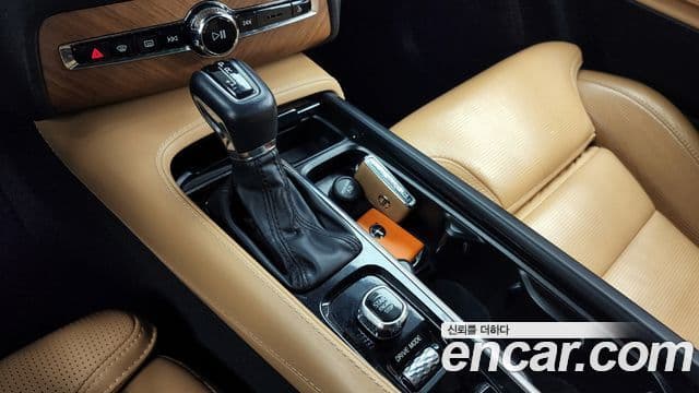 Volvo XC90 2020 — ფოტო 9/20