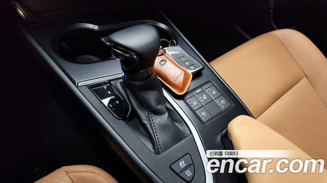 Lexus UX250h 2023 — Şəkil 9/20