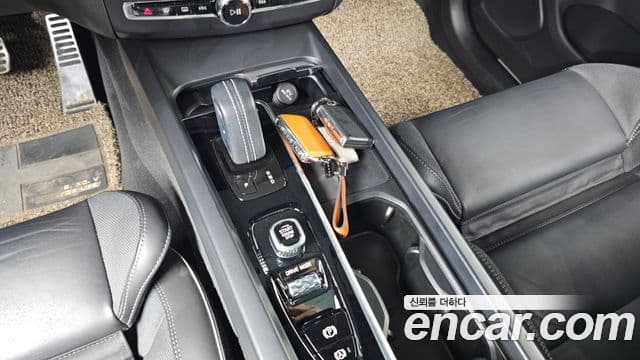 Volvo XC60 2020 — ფოტო 7/20
