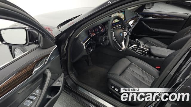 BMW 5 Series 2023 — фото 11 из 20