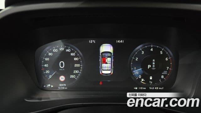 Volvo XC40 2021 — Photo 19/20