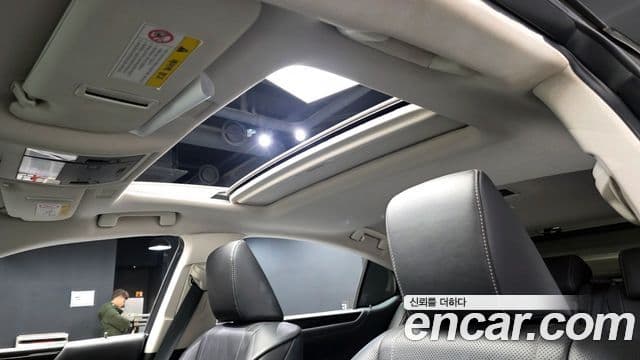 Lexus ES300h 2019 — ფოტო 18/20