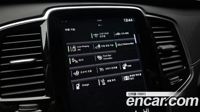 Volvo XC90 2020 — ფოტო 15/20