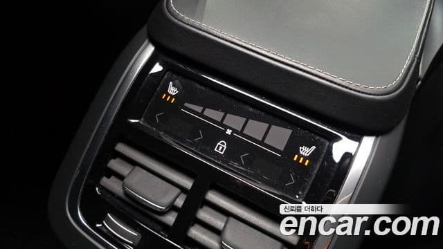 Volvo XC90 2020 — ფოტო 17/20