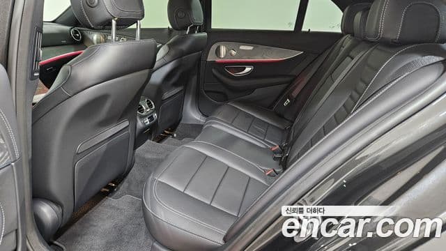 Mercedes-Benz E-Class 2023 — ფოტო 16/20