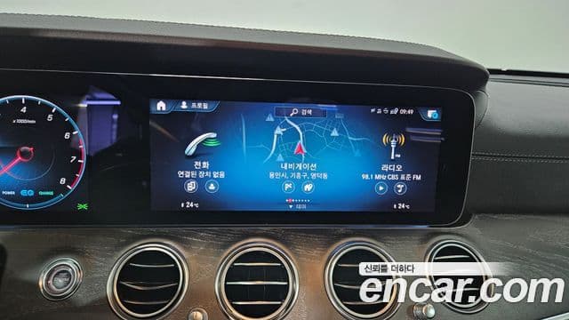 Mercedes-Benz E-Class 2023 — ფოტო 17/20