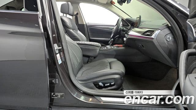BMW 5 Series 2021 — фото 11 из 20