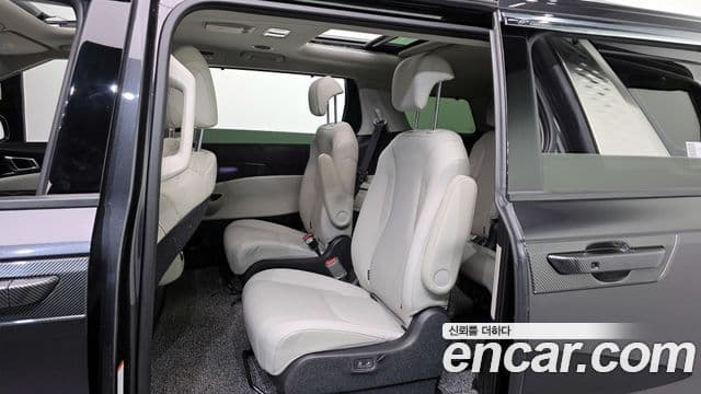 Kia Carnival 2023 — фото 11 из 20