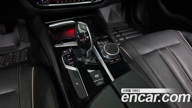 BMW 5 Series 2018 — Şəkil 8/20