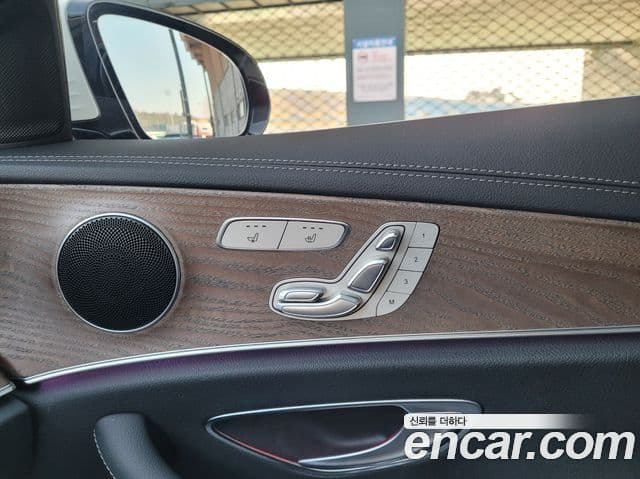 Mercedes-Benz E-Class 2022 — Şəkil 19/20