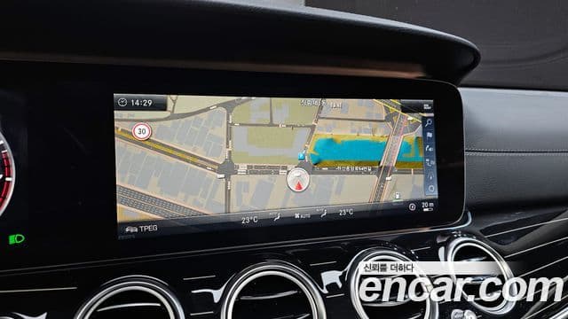 Mercedes-Benz E-Class 2018 — ფოტო 14/20