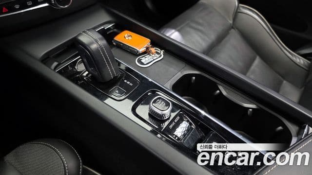 Volvo XC60 2020 — ფოტო 9/20