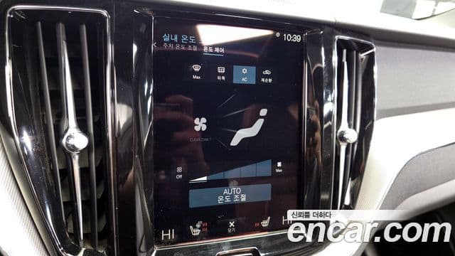 Volvo XC60 2020 — ფოტო 16/20