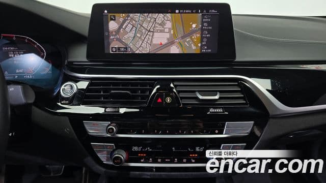 BMW 5 Series 2020 — Şəkil 13/20