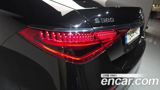 Mercedes-Benz S-Class 2022 — Photo 9/36