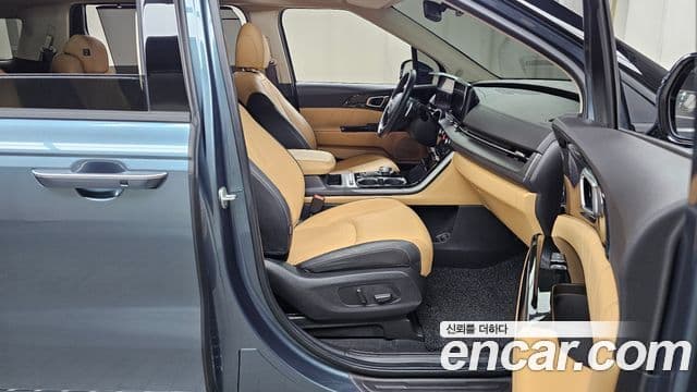Kia Carnival 2021 — фото 11 из 20