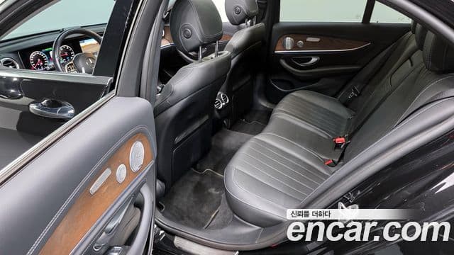 Mercedes-Benz E-Class 2019 — фото 12 из 20