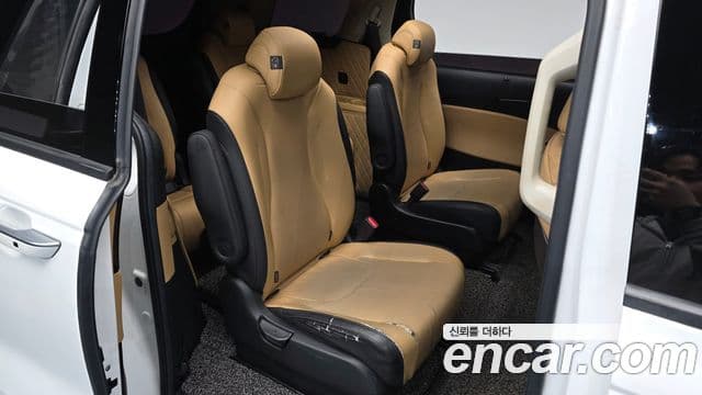 Kia Carnival 2021 — фото 12 из 20