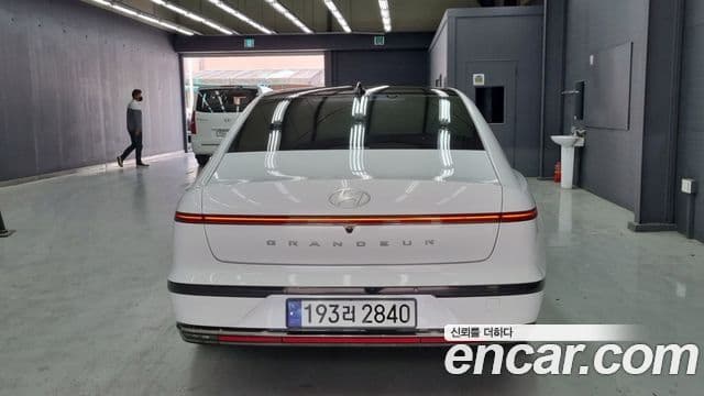Hyundai Grandeur Hybrid 2023 — ფოტო 12/18